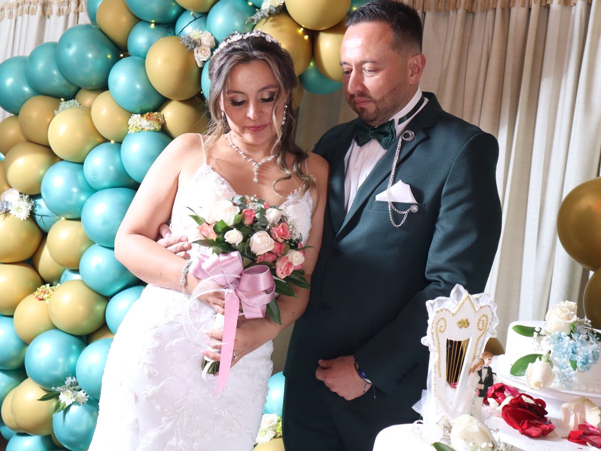 Pared de globos en turquesa y dorado como fondo de fotos