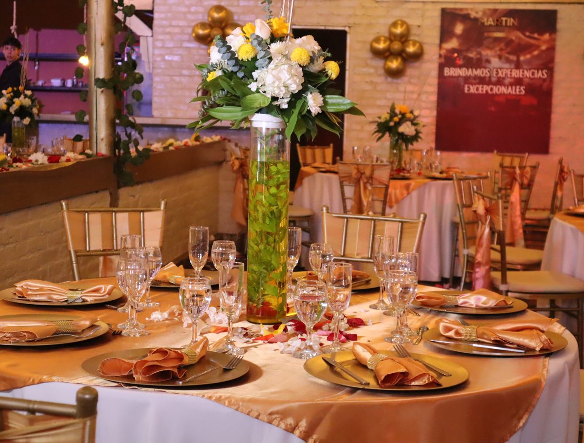 Mesas de boda con centros florales altos
