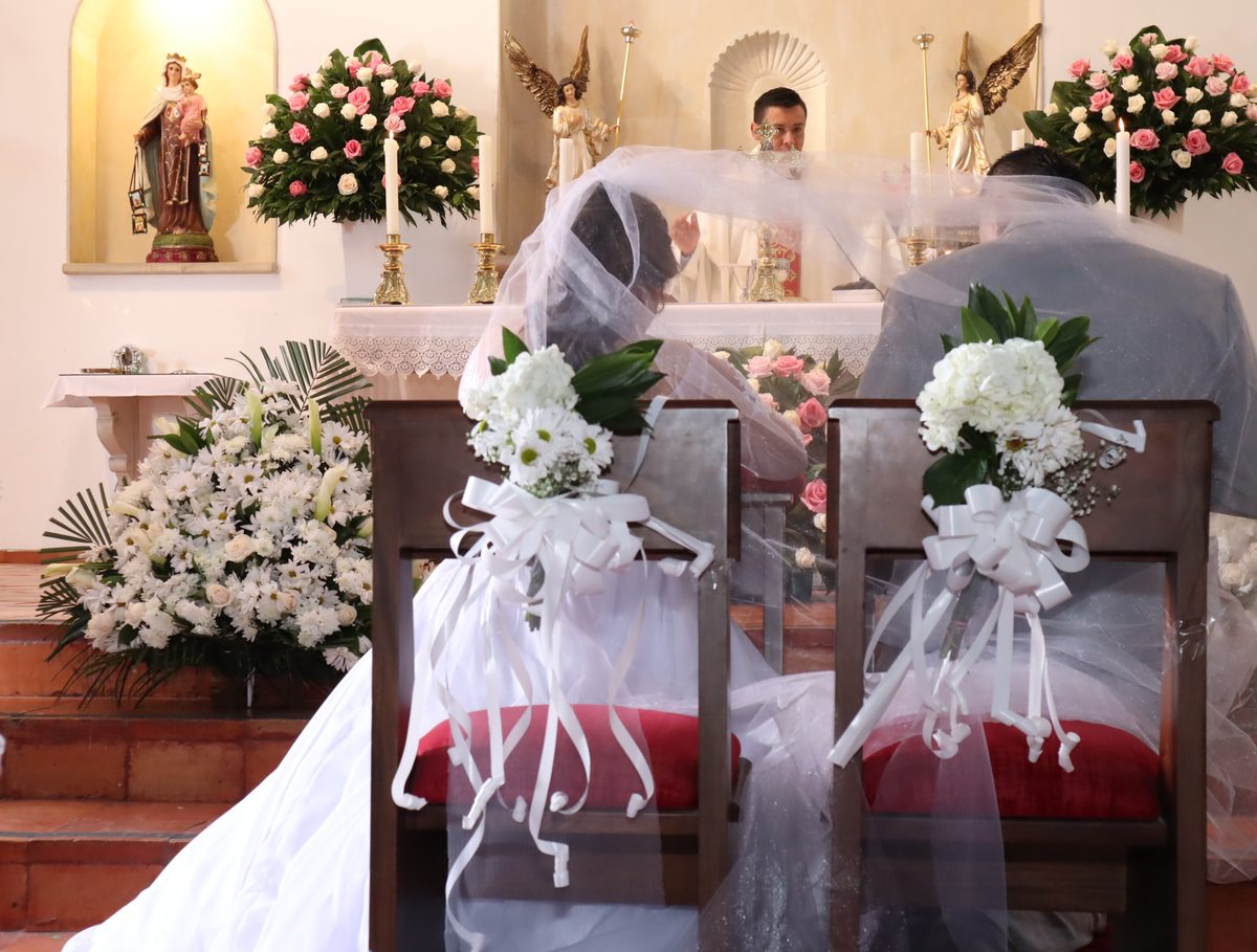 Iglesia decorada con arreglos florales para la ceremonia