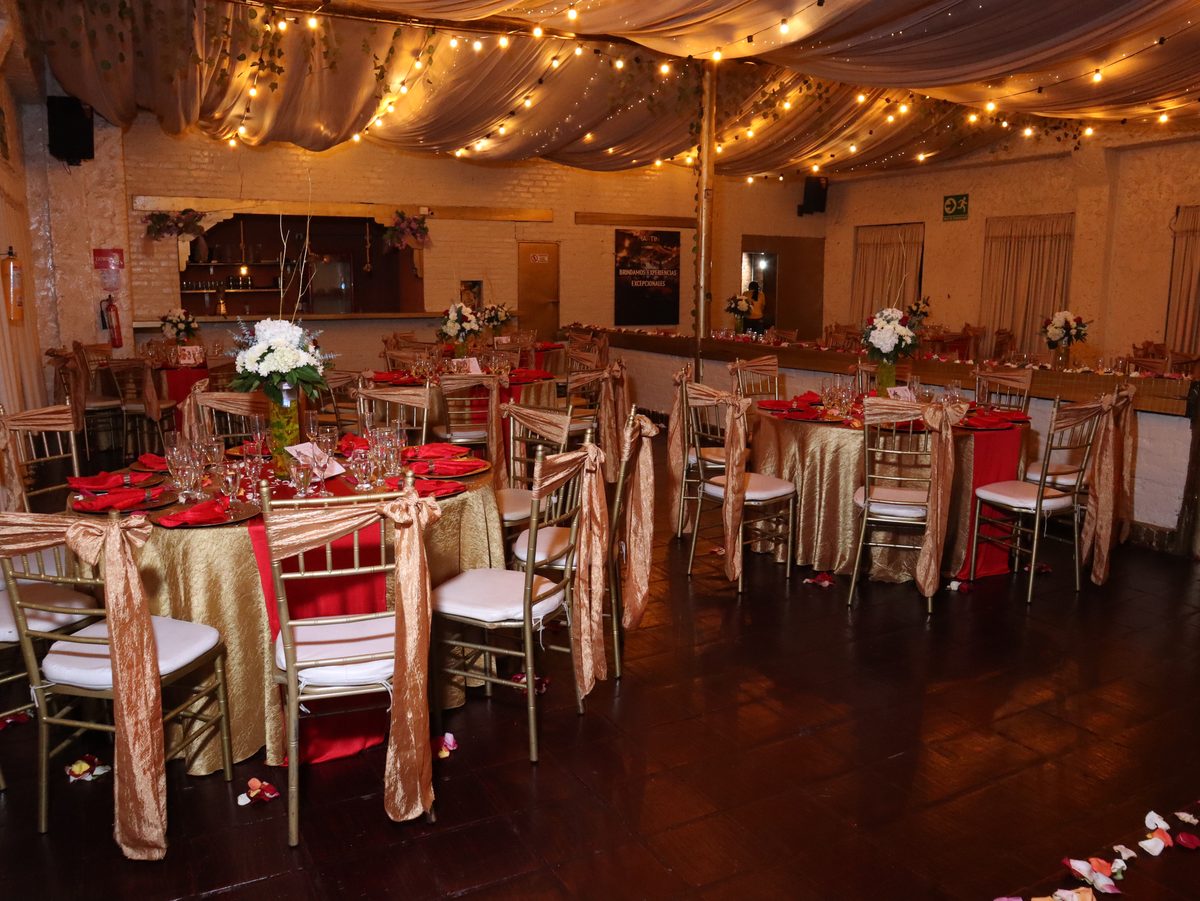 Salón montado en rojo y dorado para un matrimonio