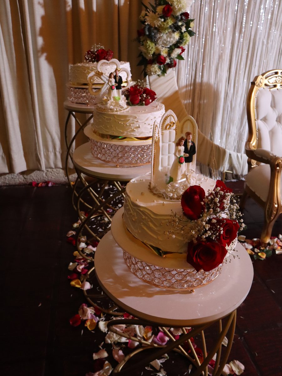 Torta de tres pisos con rosas rojas