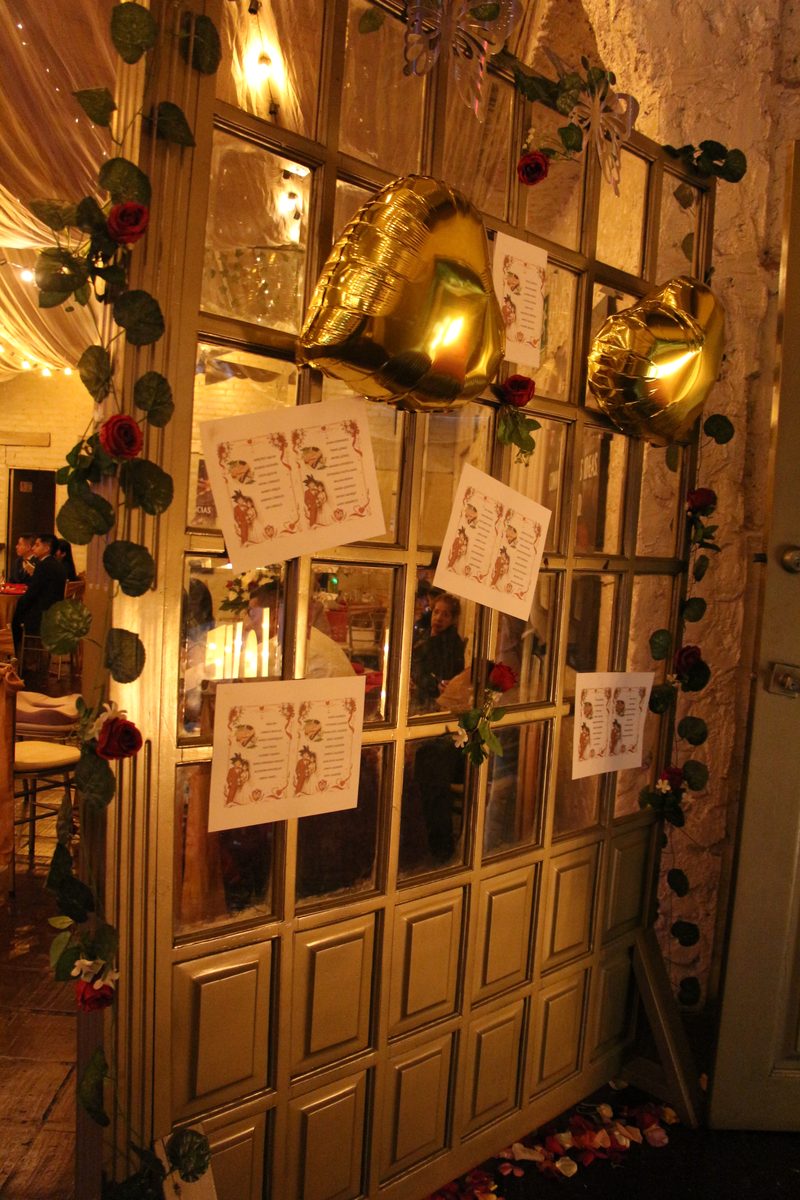 Puerta dorada decorada con los recuerdos de los invitados