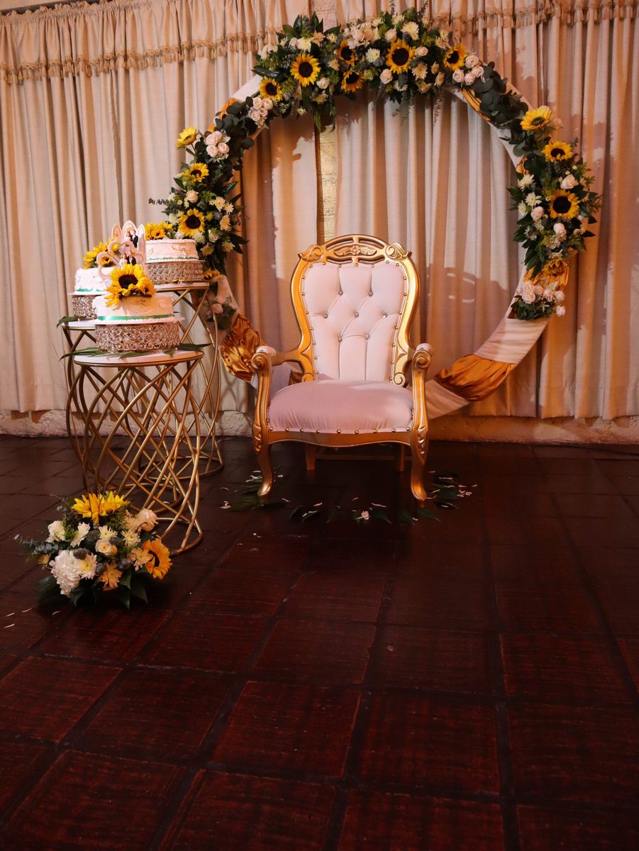 Arco floral circular con girasoles y silla para la ceremonia
