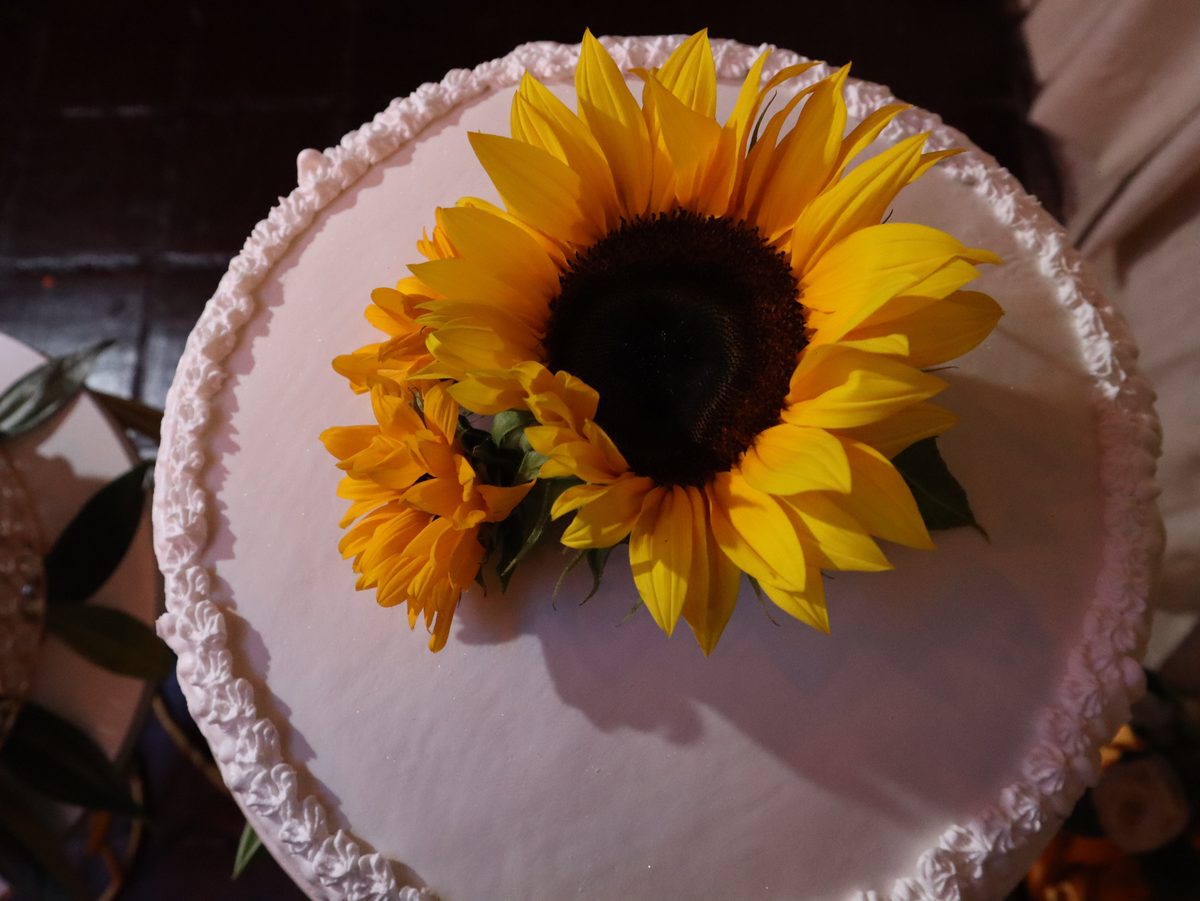 Torta de boda decorada con un girasol