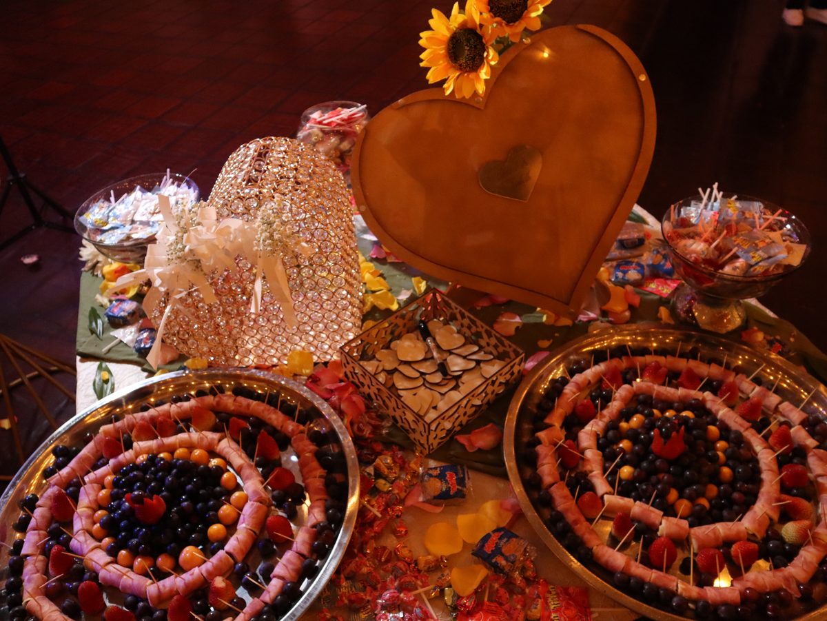 Mesa de picada y dulces con corazones dorados