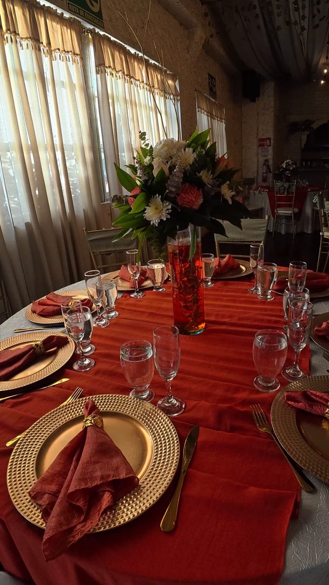 Mesa redonda montada en rojo y dorado con centro floral