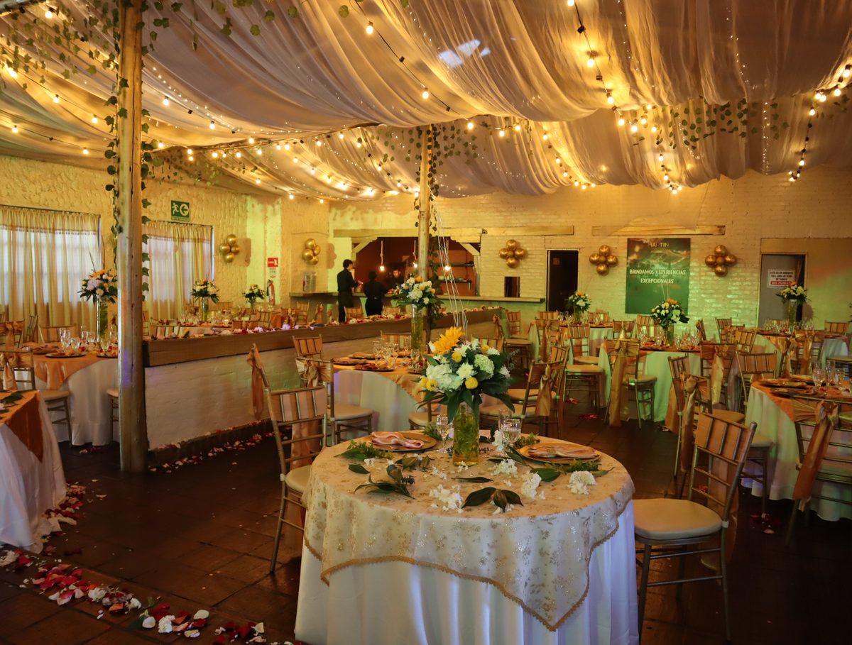 Salón montado en dorado para un matrimonio