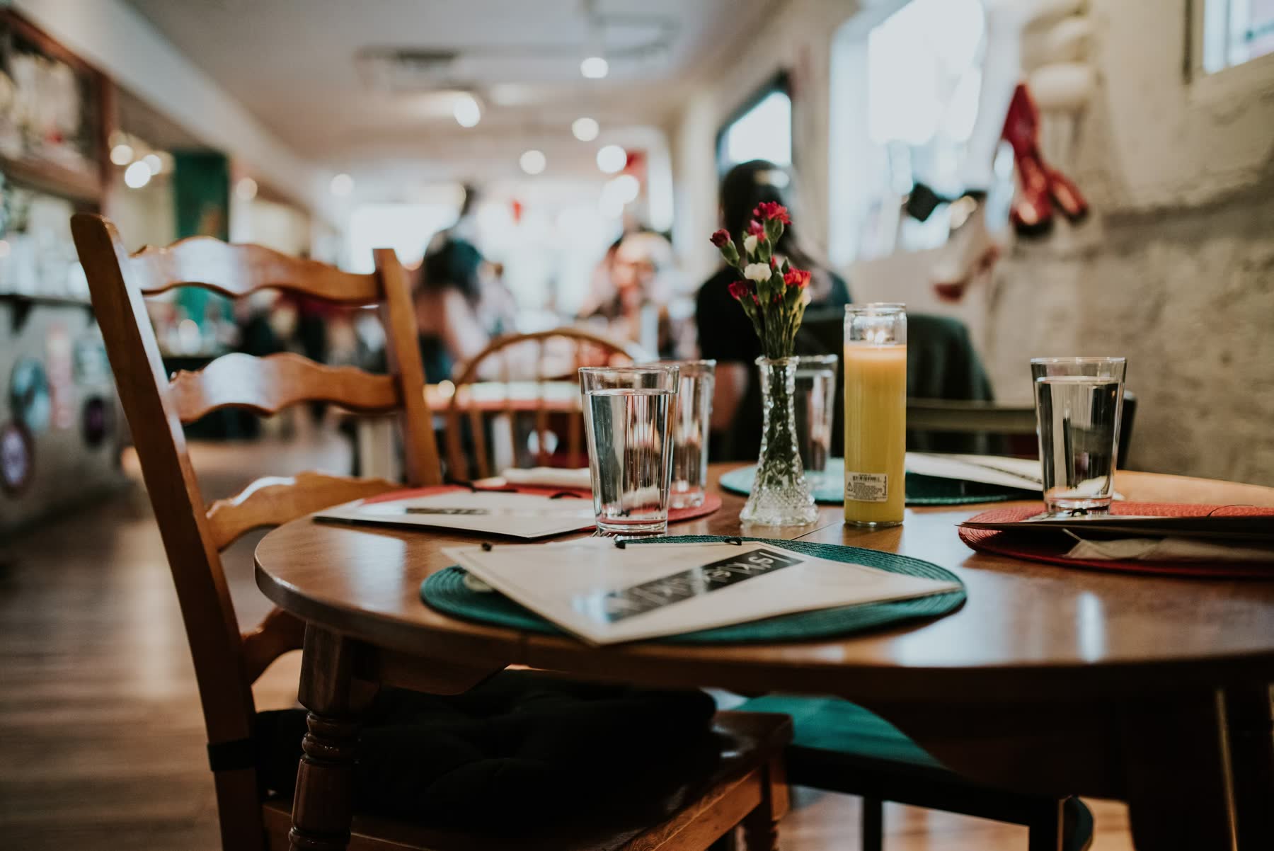 Salón dispuesto para una reunión corporativa