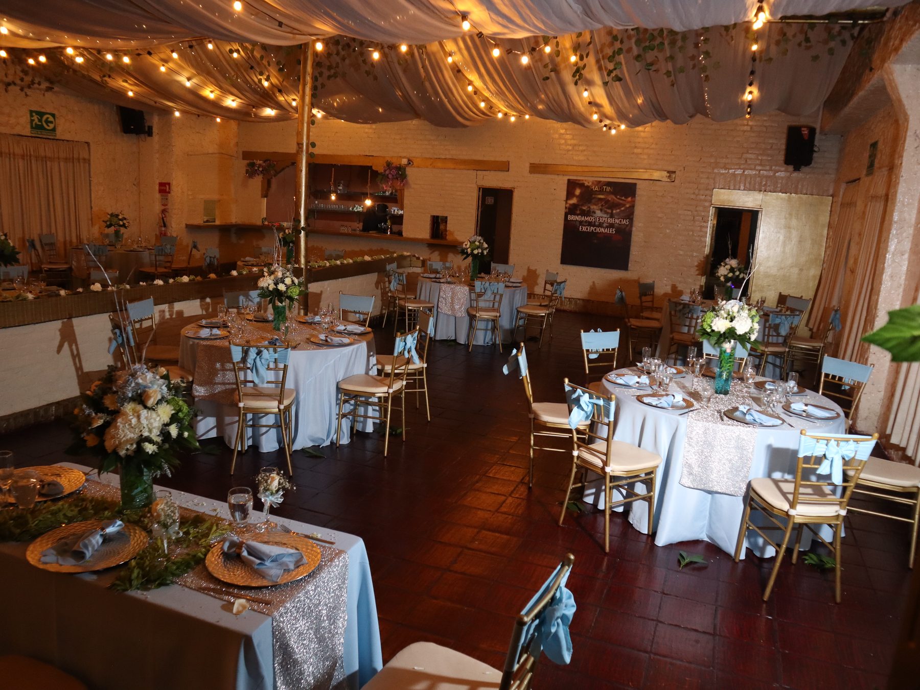 Salón principal montado en azul cielo y dorado