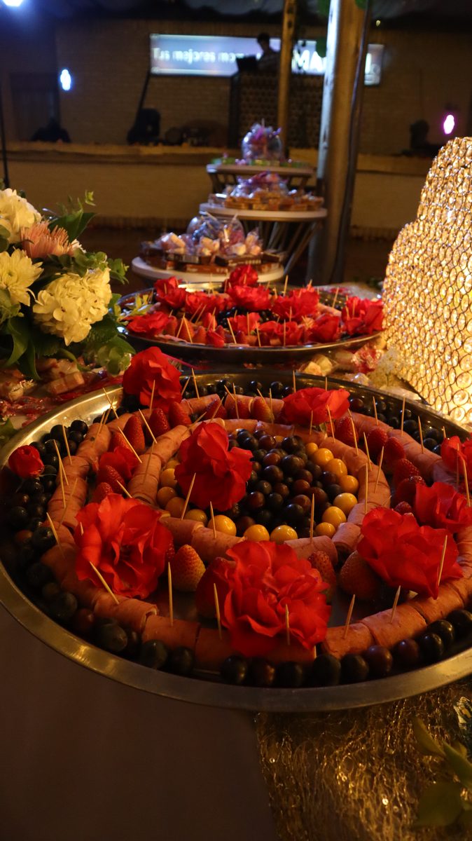 Bandeja de frutas y picada del servicio de catering