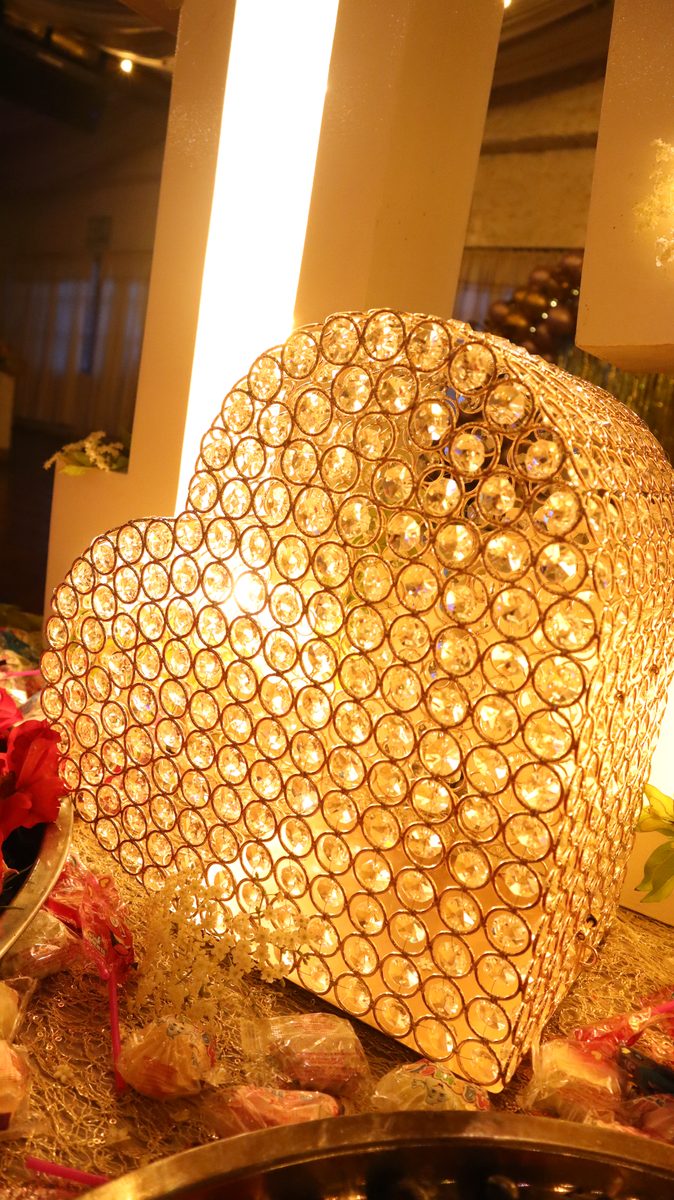 Corazón de cristal iluminado como pieza central