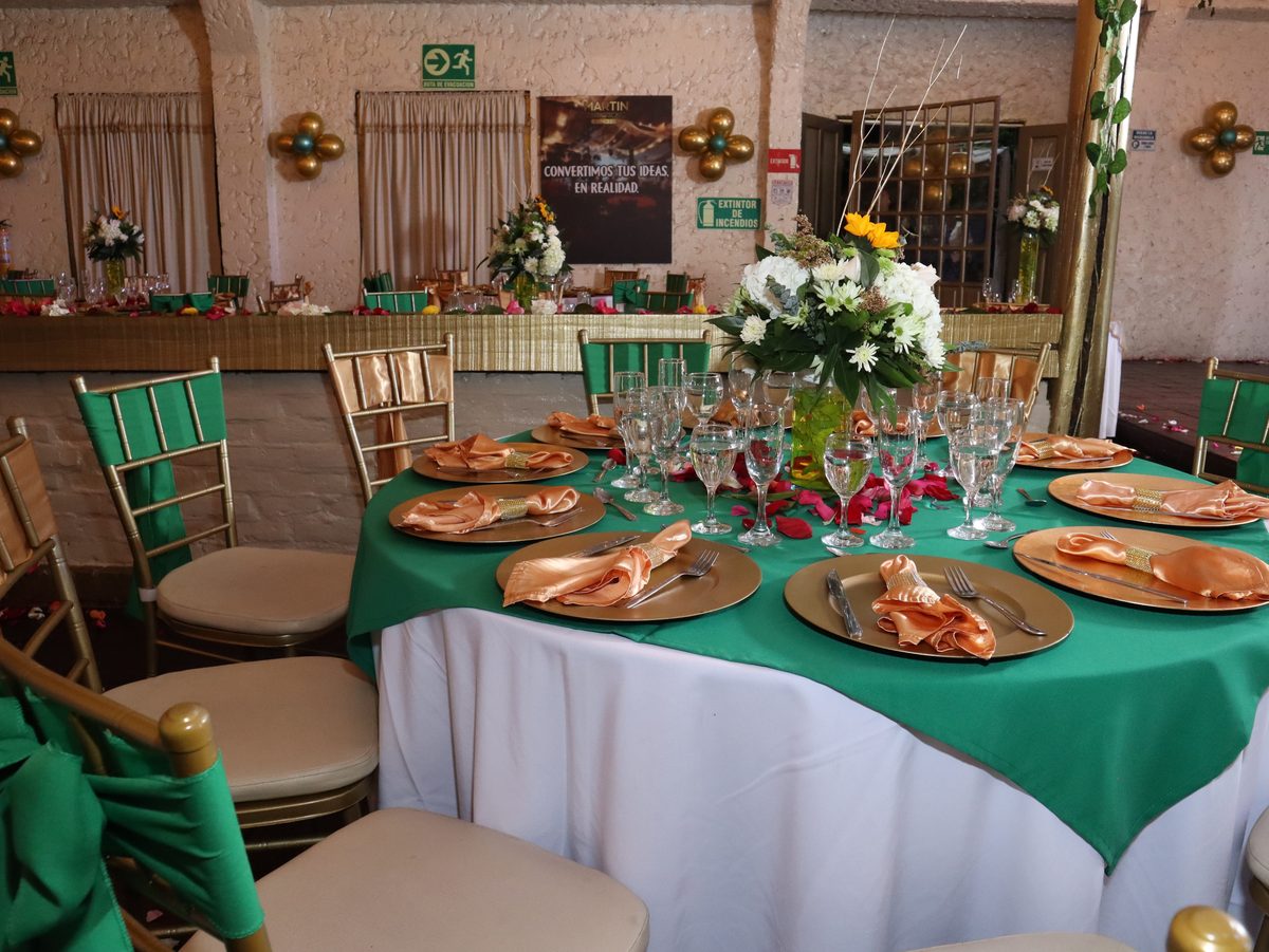 Mesa larga montada en verde esmeralda y dorado