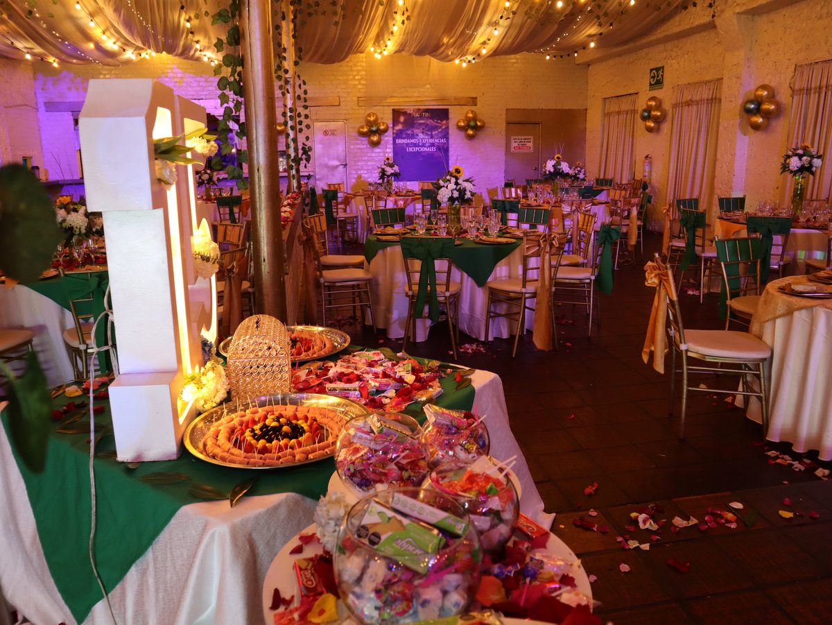 Salón completo montado con la bandeja de picada al frente