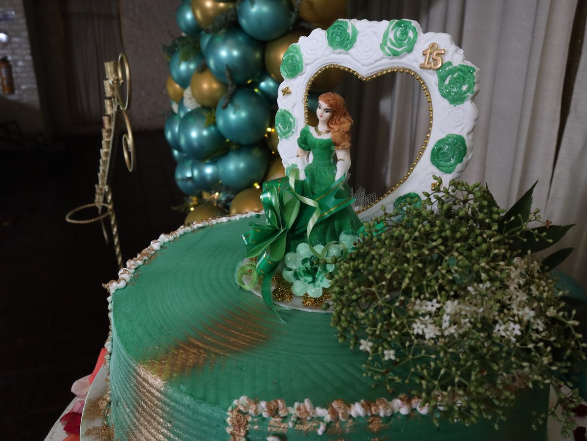Detalle de la torta de quince años en verde y dorado