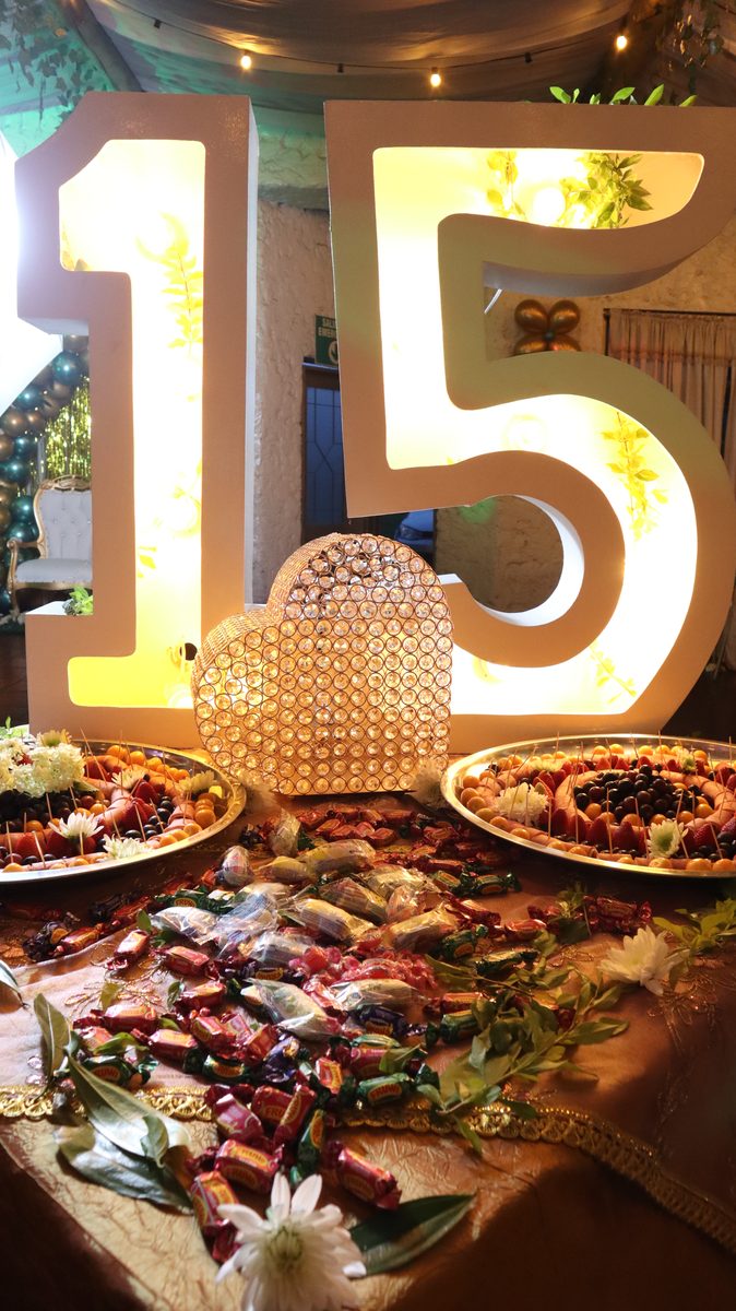 Bandeja de picada servida bajo las letras iluminadas