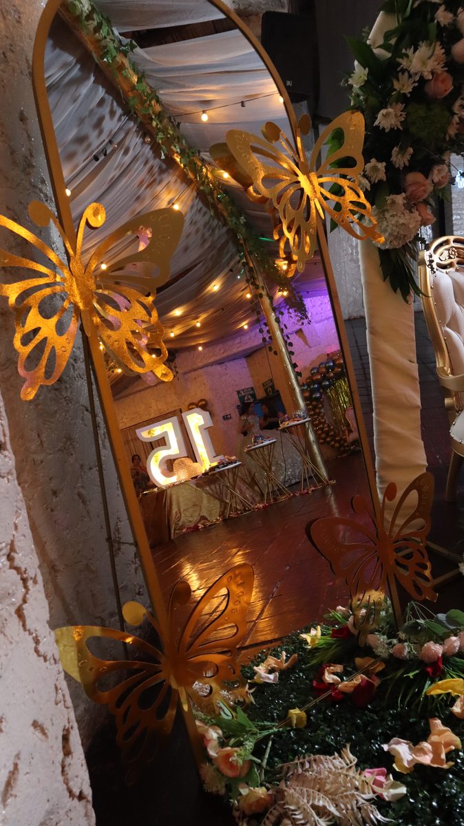Espejo decorado con mariposas doradas y flores