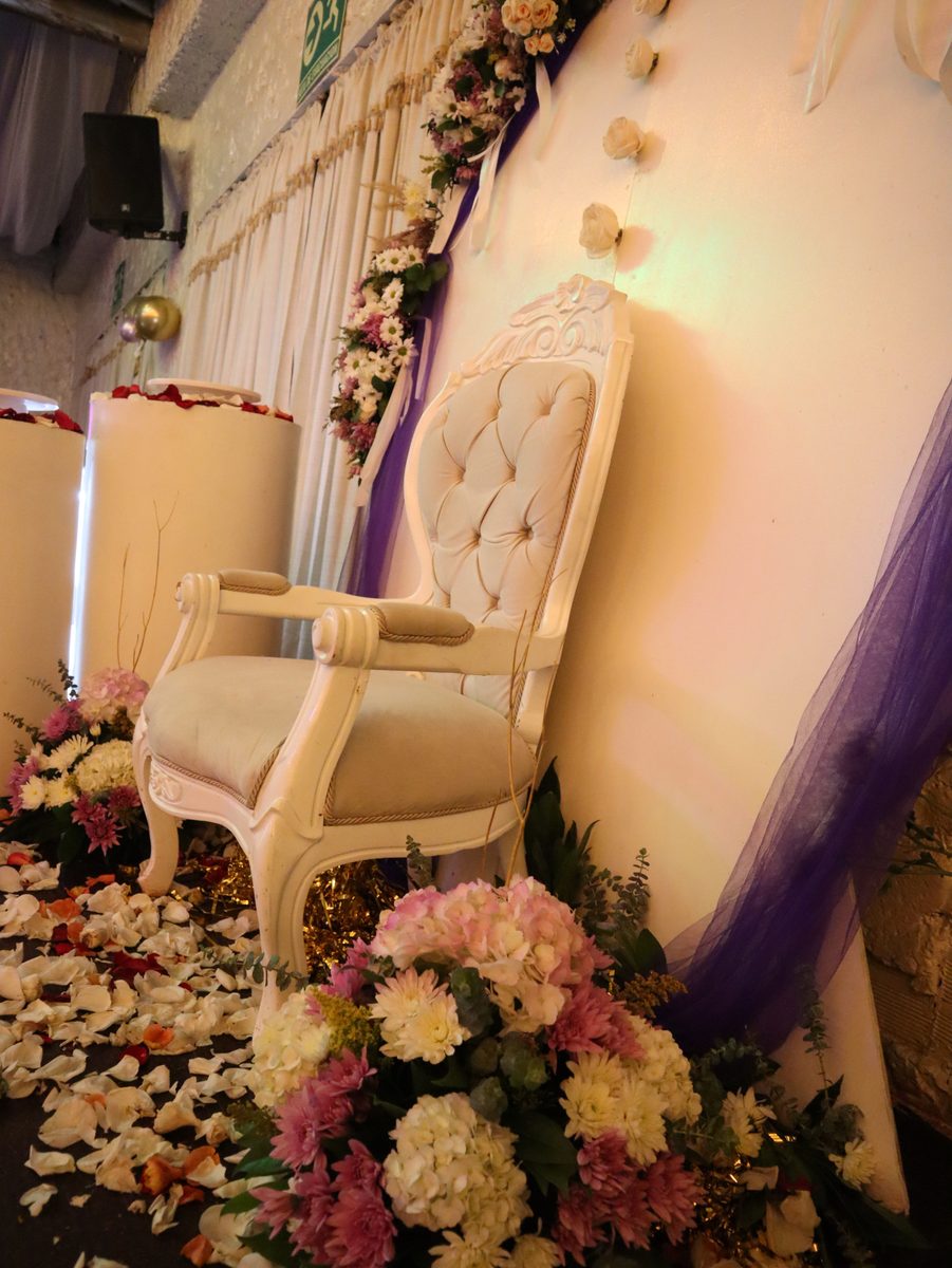 Trono sobre base de flores y pétalos