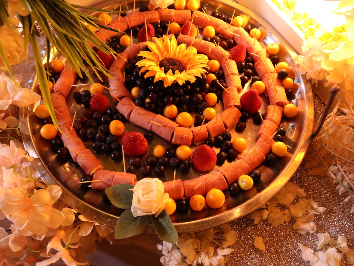 Bandeja circular de frutas y picada decorada con un girasol