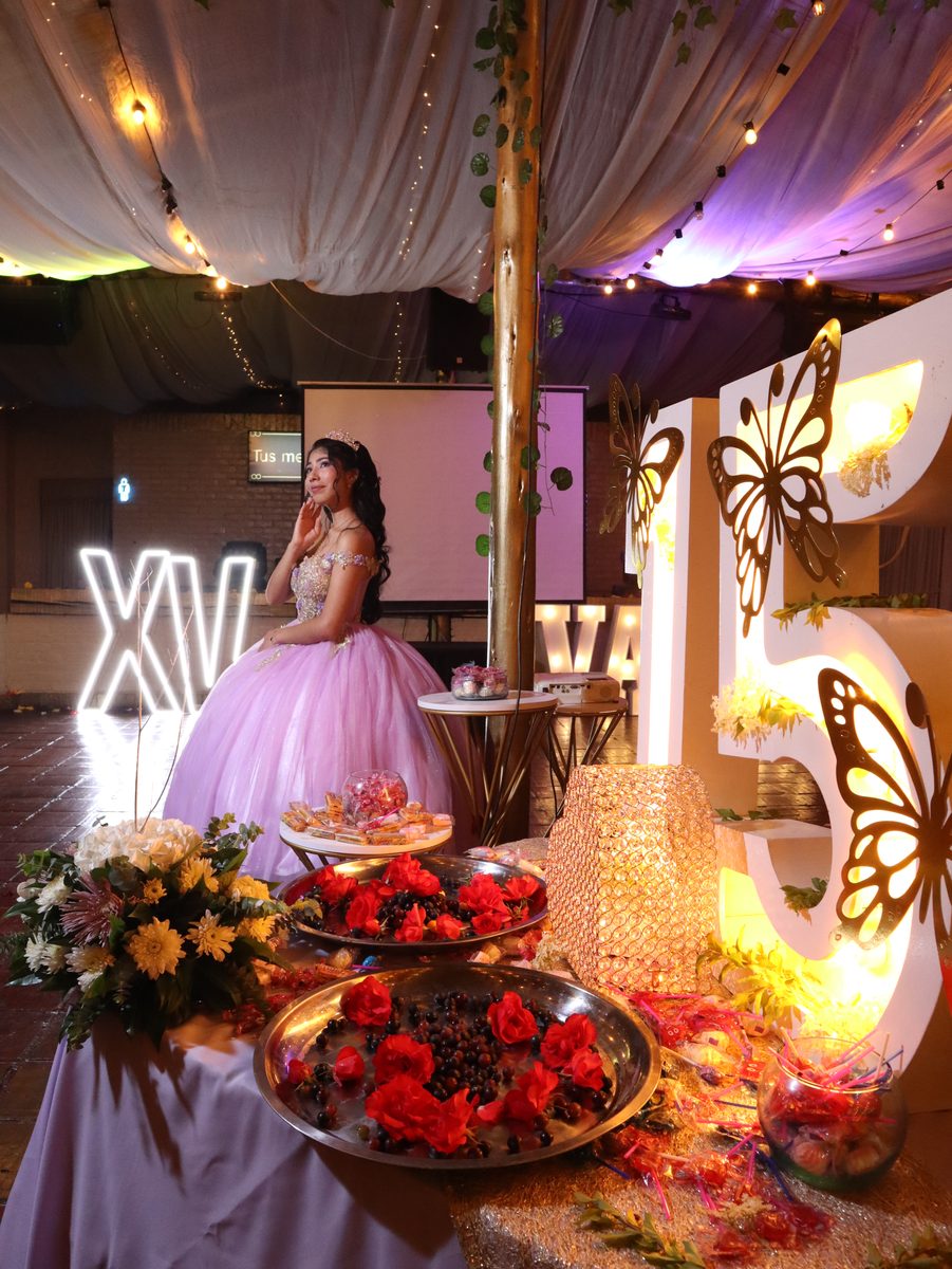 Mesa de frutas frente a las letras iluminadas de 15 años