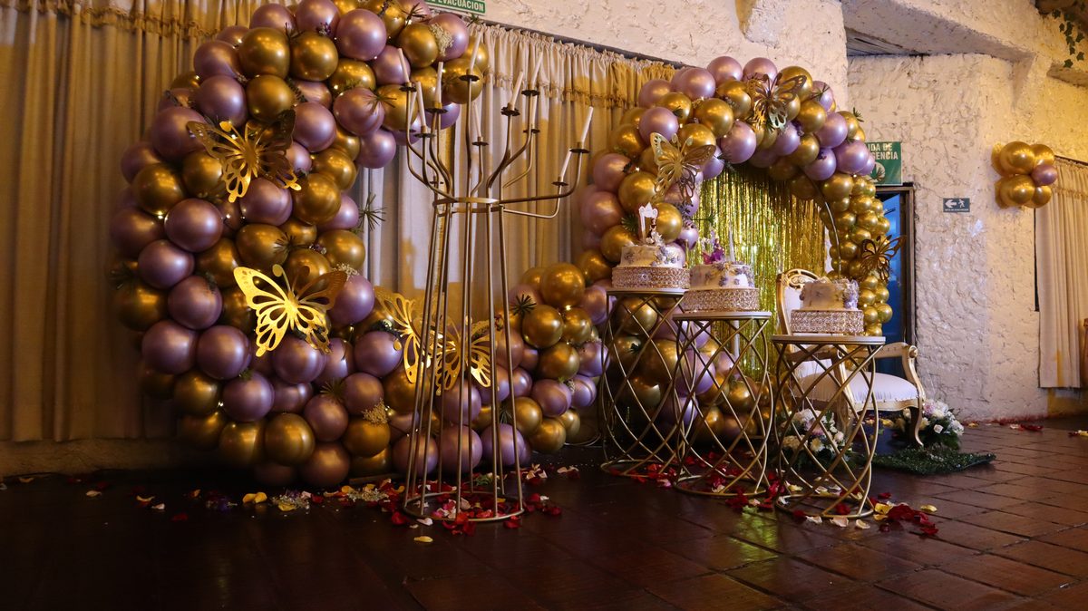 Arco de globos en tonos lila y dorado