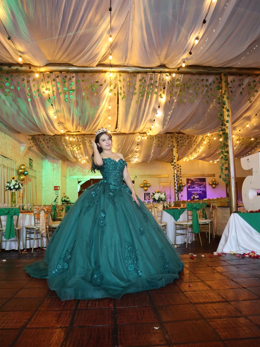 Salón bajo el toldo iluminado en verde y dorado
