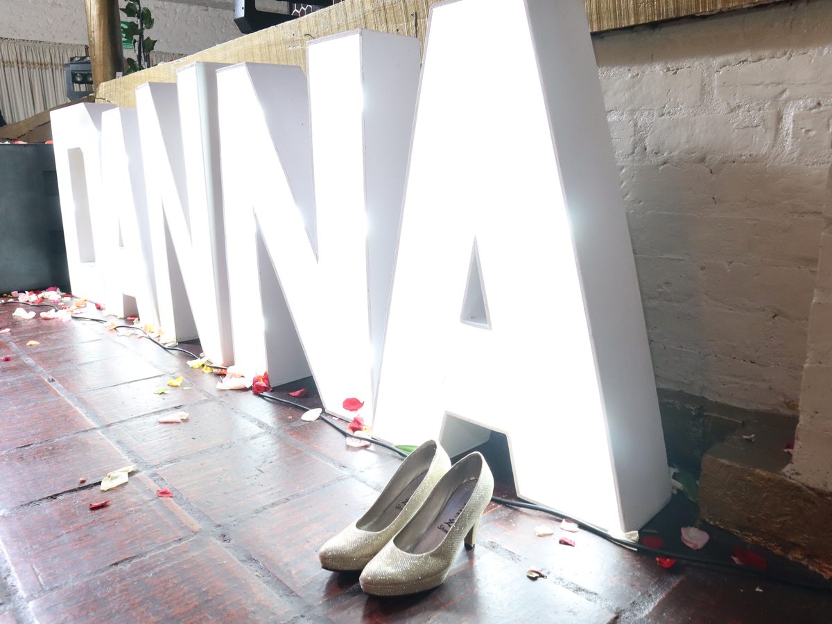 Letras iluminadas con el nombre de la quinceañera