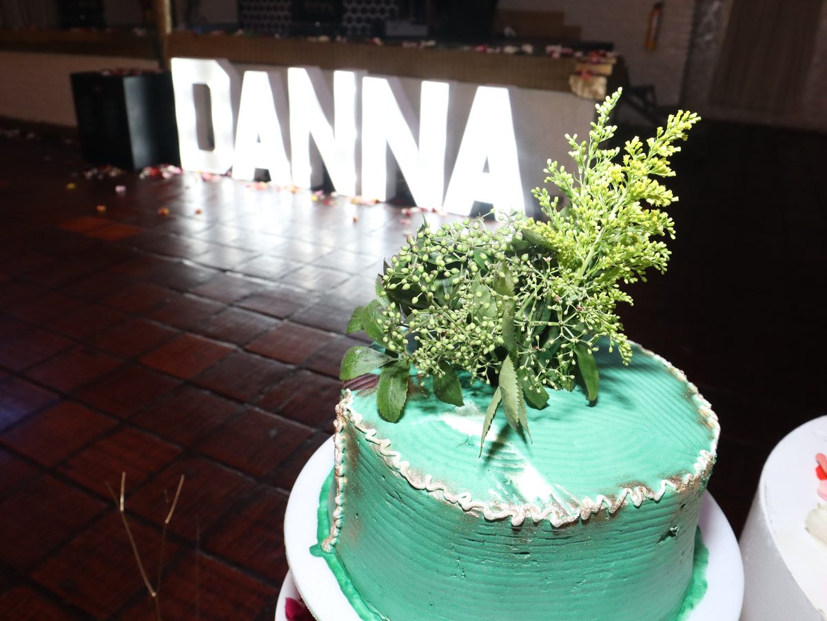 Torta en verde con follaje natural