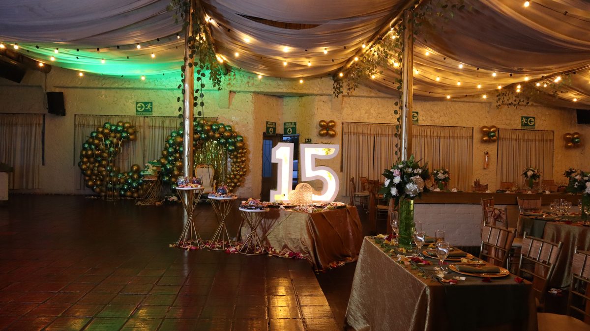 Salón montado completo para quince años en verde y dorado