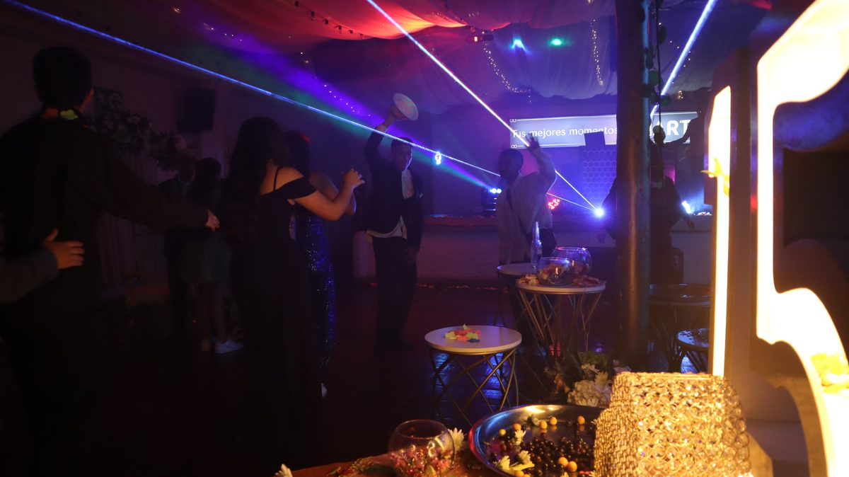 Pista de baile con láseres durante la fiesta de la noche