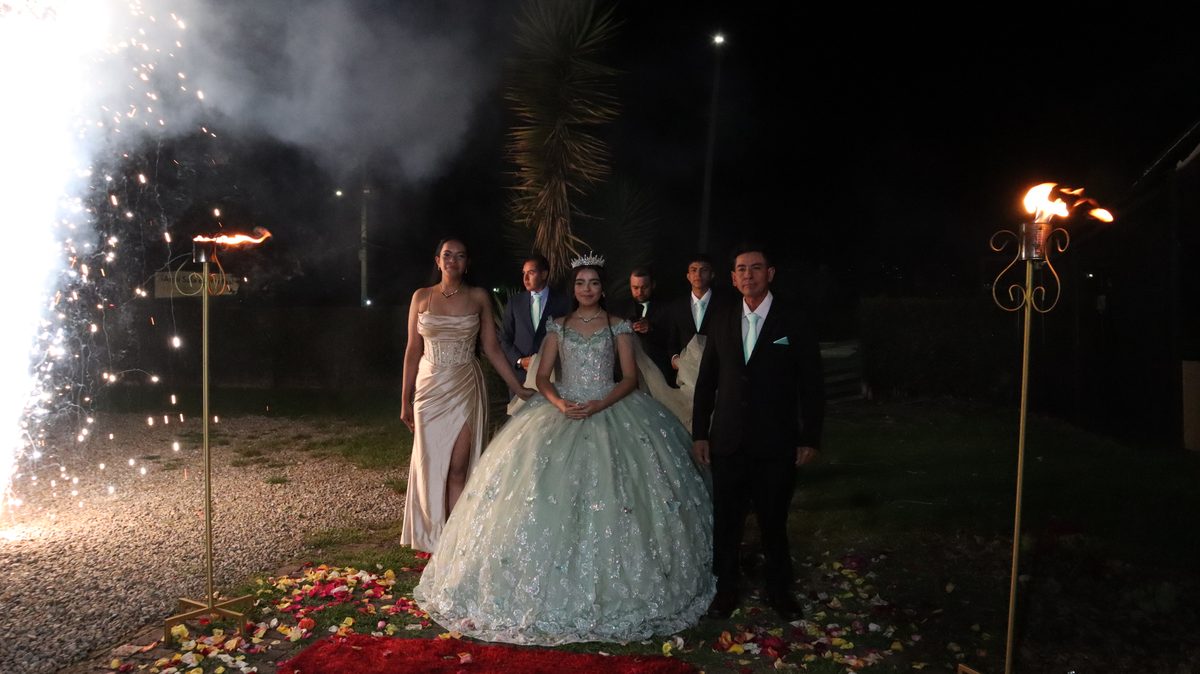 Entrada con chispas frías y antorchas en el jardín