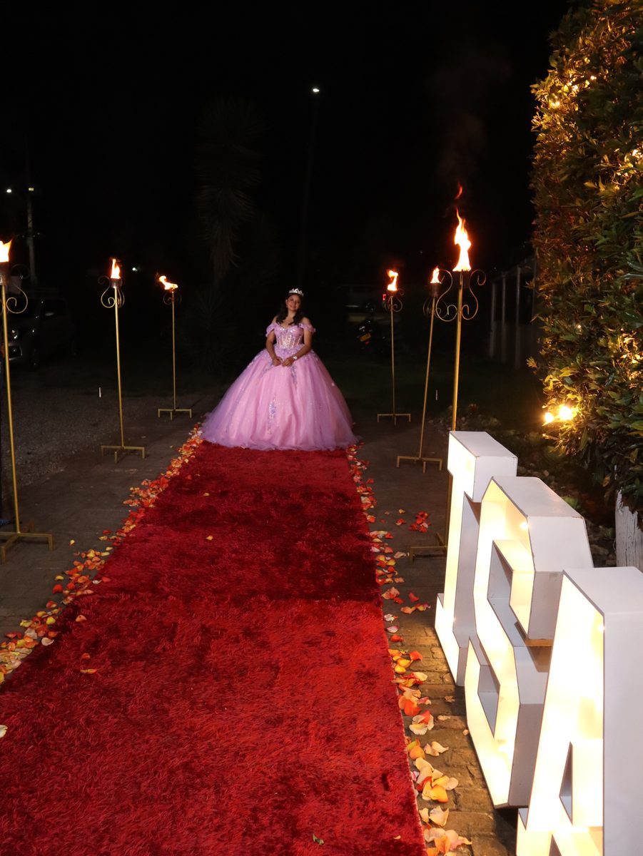 Alfombra roja con letras iluminadas y antorchas encendidas