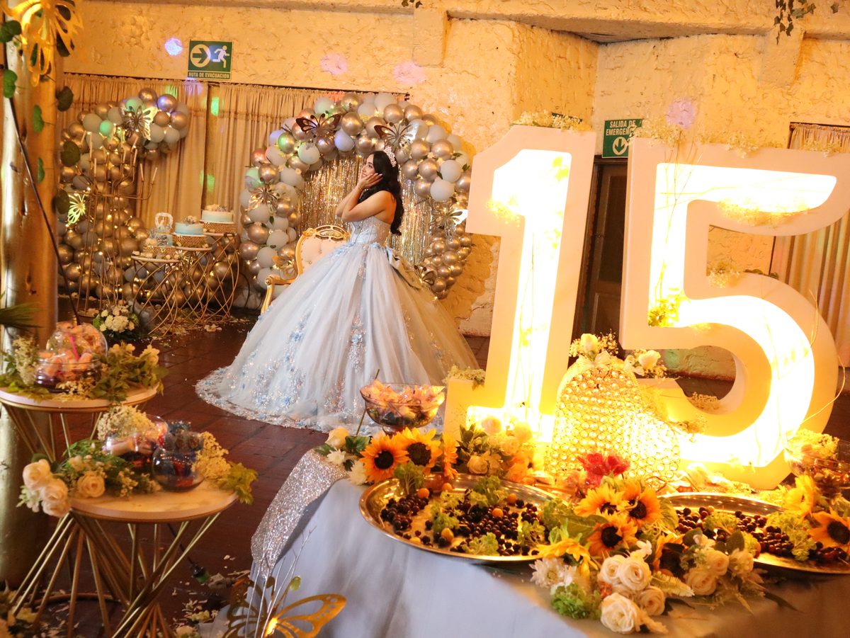 Salón con letras iluminadas y bandeja de girasoles