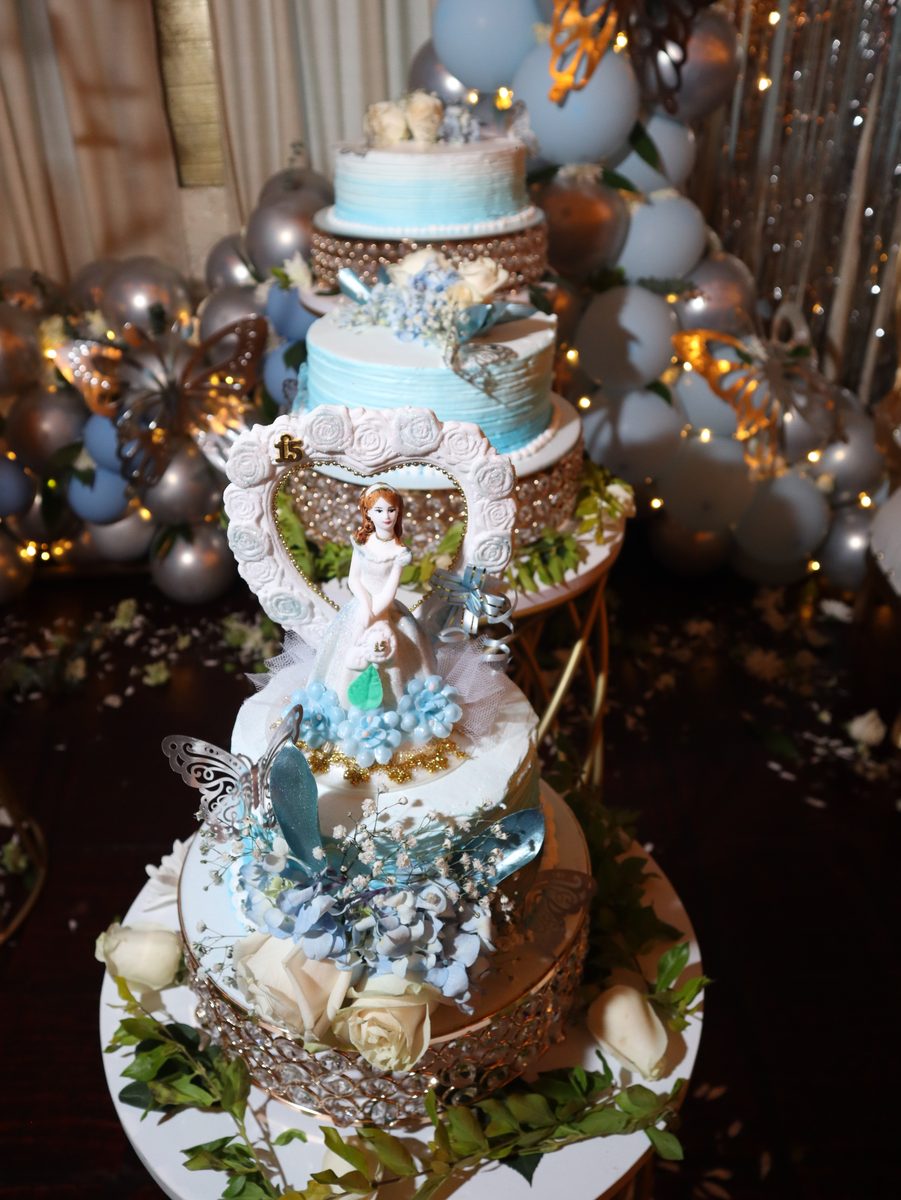 Torta de tres pisos en azul y plateado