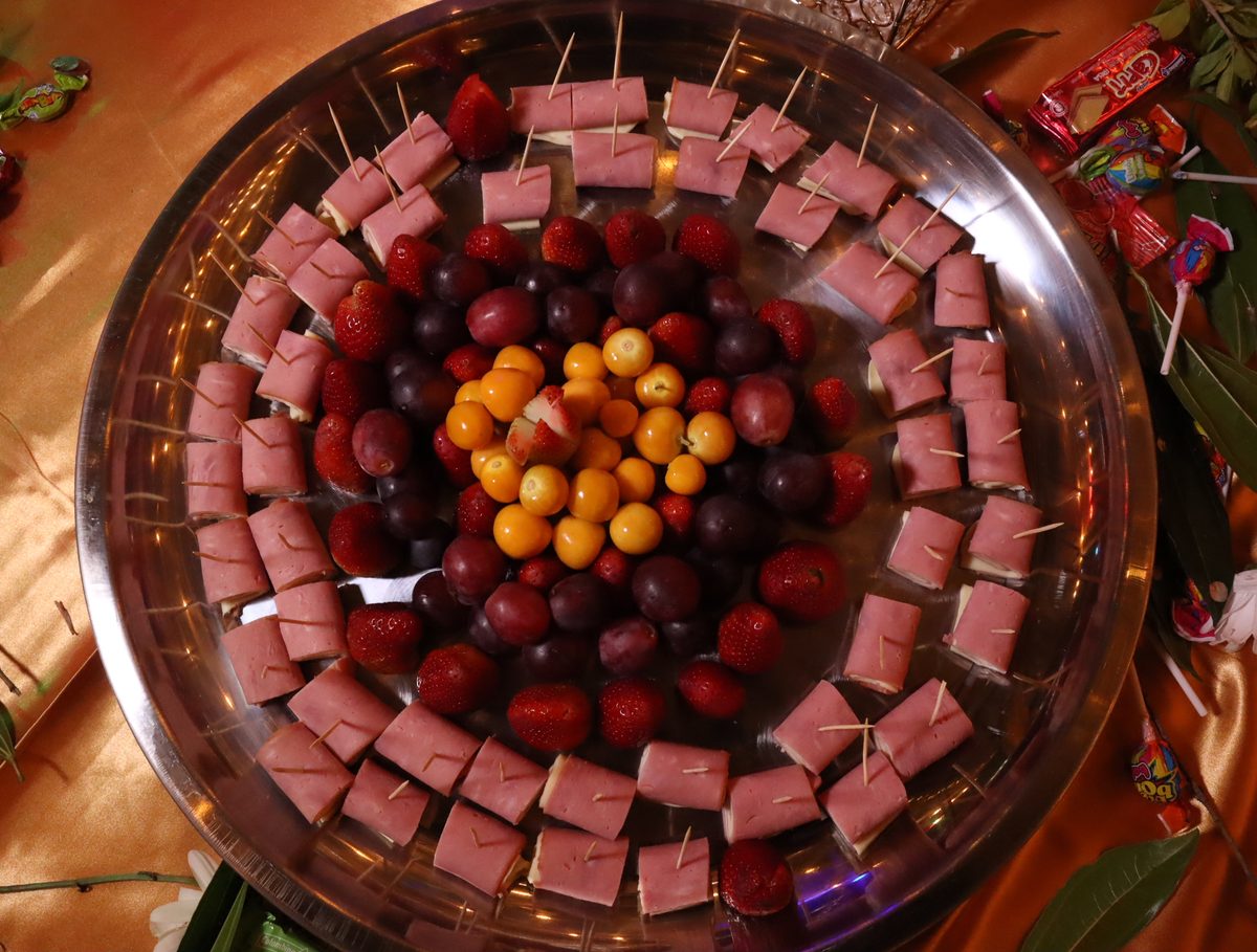 Bandeja de picada con frutas, carnes frías y fresas